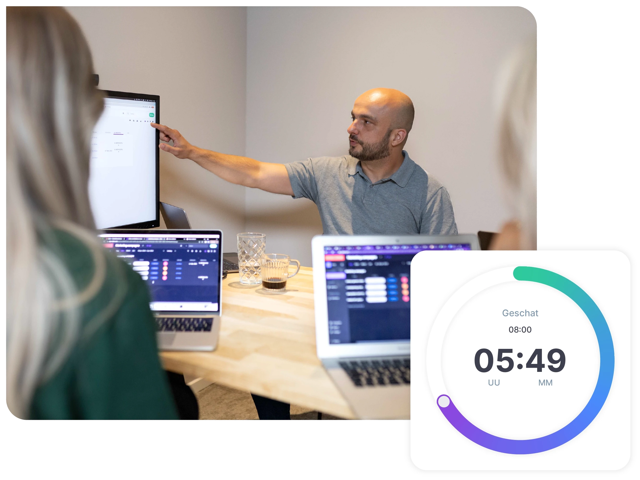 vPlan Finance: Een medewerker die de de planning analyseert en kijkt naar de tijdregistraties.