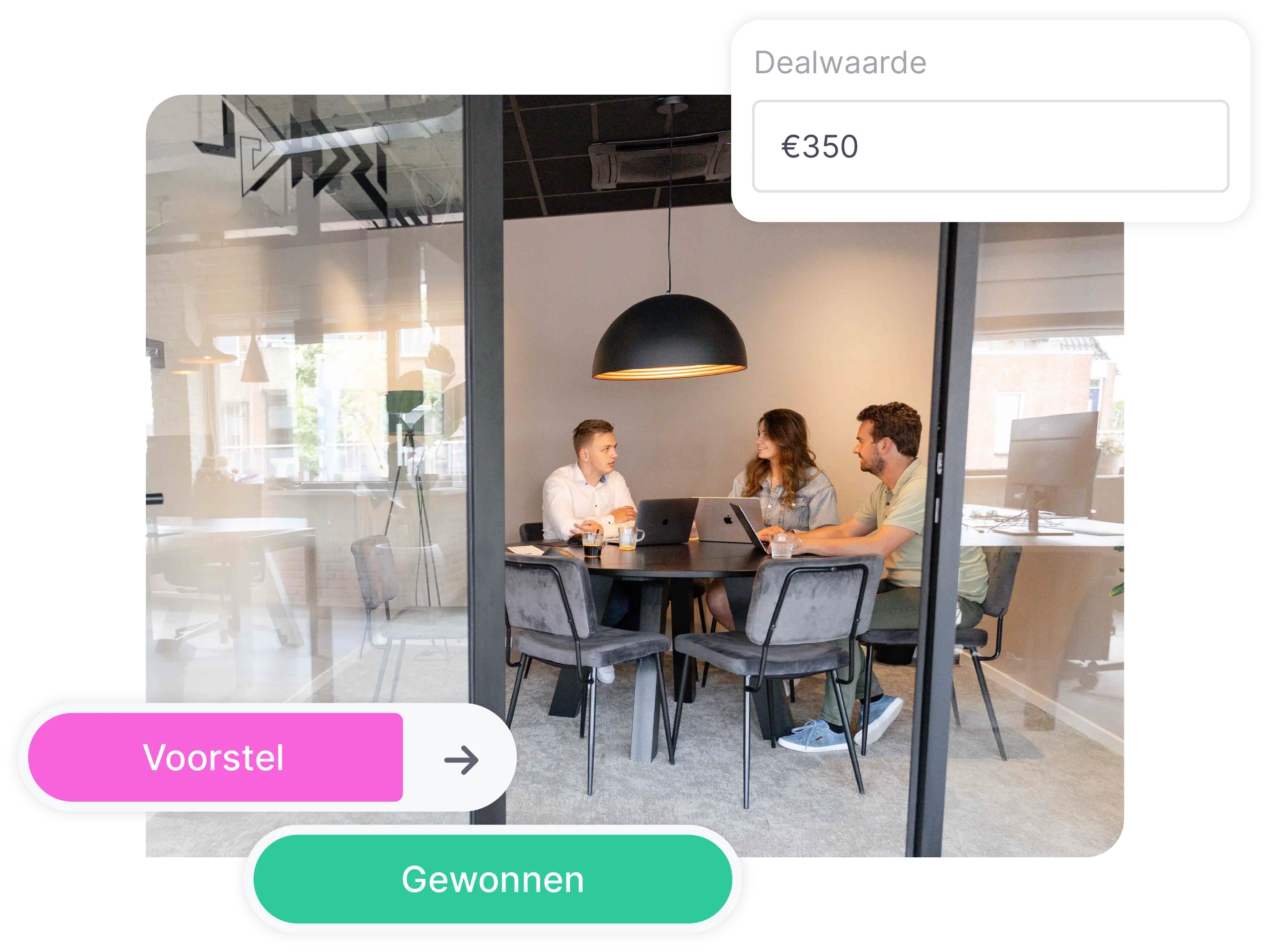 vPlan Sales: Een salesteam heeft een meeting en bekijkt de dealwaarde en de status van een deal in vPlan.