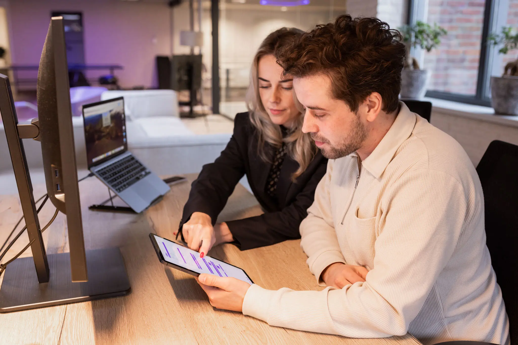 Mensen die samenwerken door middel van een planningsoftware.