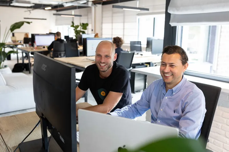 Jeroen en Patrick die samenwerken voor een klant.