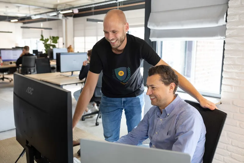 Jeroen en Patrick die samenwerken voor een klant.